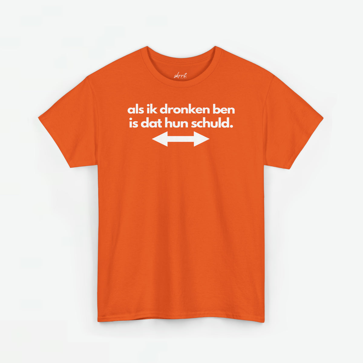 Oranje T-shirt met witte tekstprint en pijlen op de voorkant
