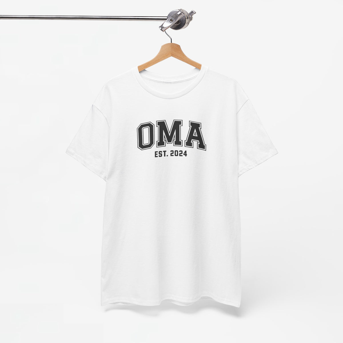 Witte T-shirt met OMA-est. 2024 borstprint op hangertje