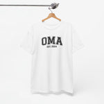 Witte T-shirt met OMA-est. 2024 borstprint op hangertje