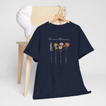 Donkerblauwe T-shirt met bloemenprint en witte tekst op de borst