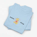Lichtblauwe oversized T-shirt met print “MAMA” en berenhart voor Moederdag.