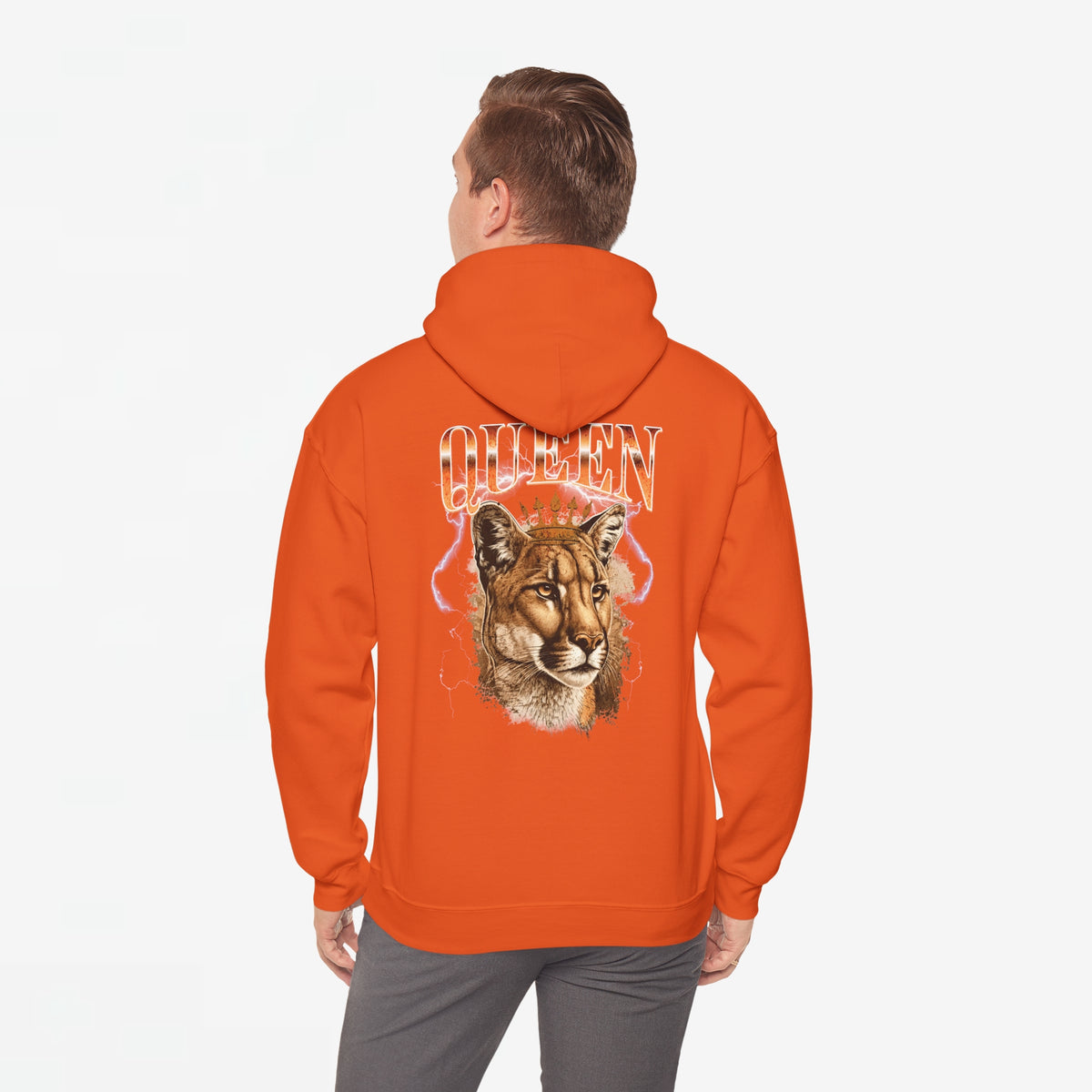 Oranje hoodie met capuchon op model, achterprint van QUEEN en leeuwenkop