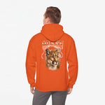 Oranje hoodie met capuchon op model, achterprint van QUEEN en leeuwenkop
