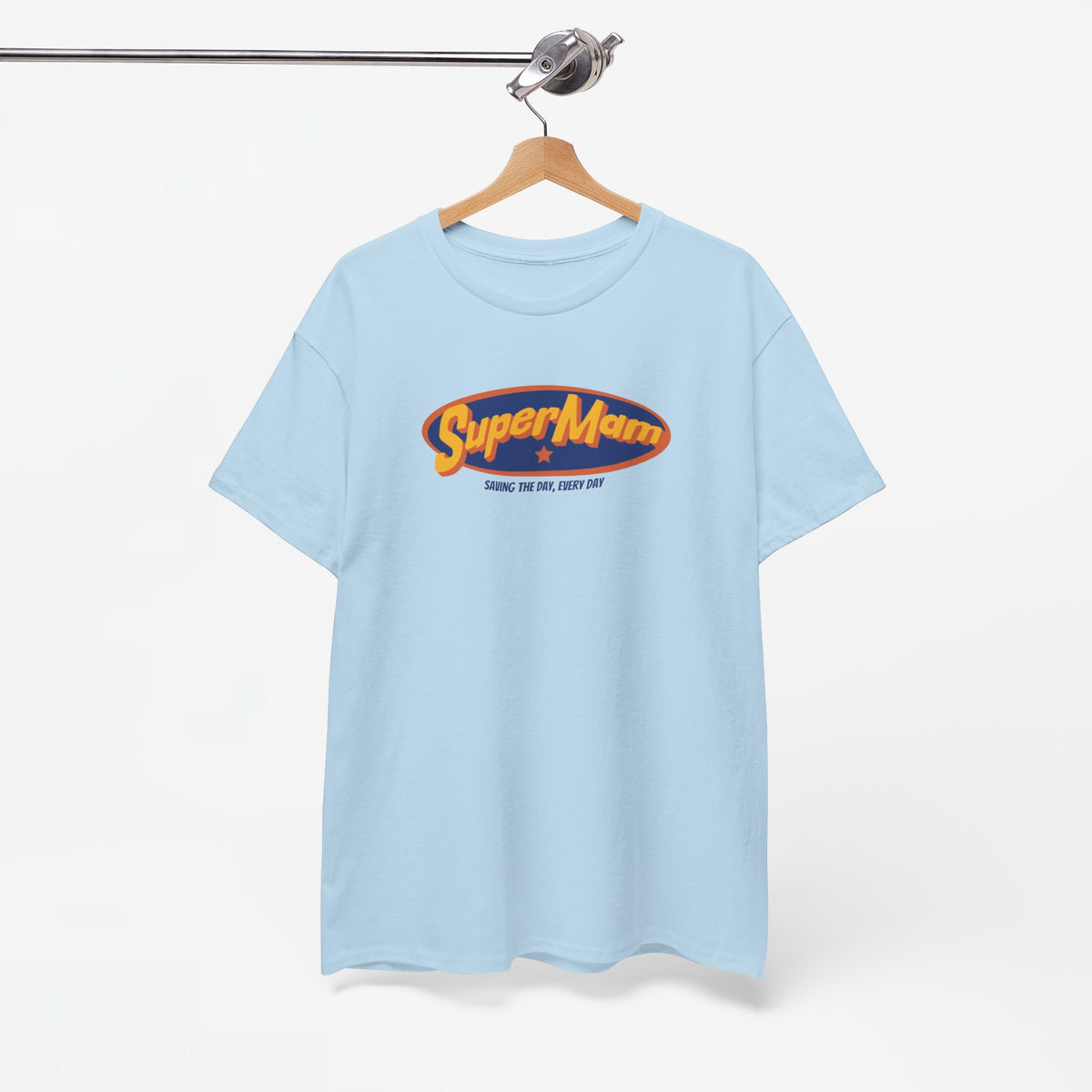 Lichtblauw T-shirt met ovale SuperMam-opdruk, aan een hanger