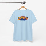 Lichtblauw T-shirt met ovale SuperMam-opdruk, aan een hanger