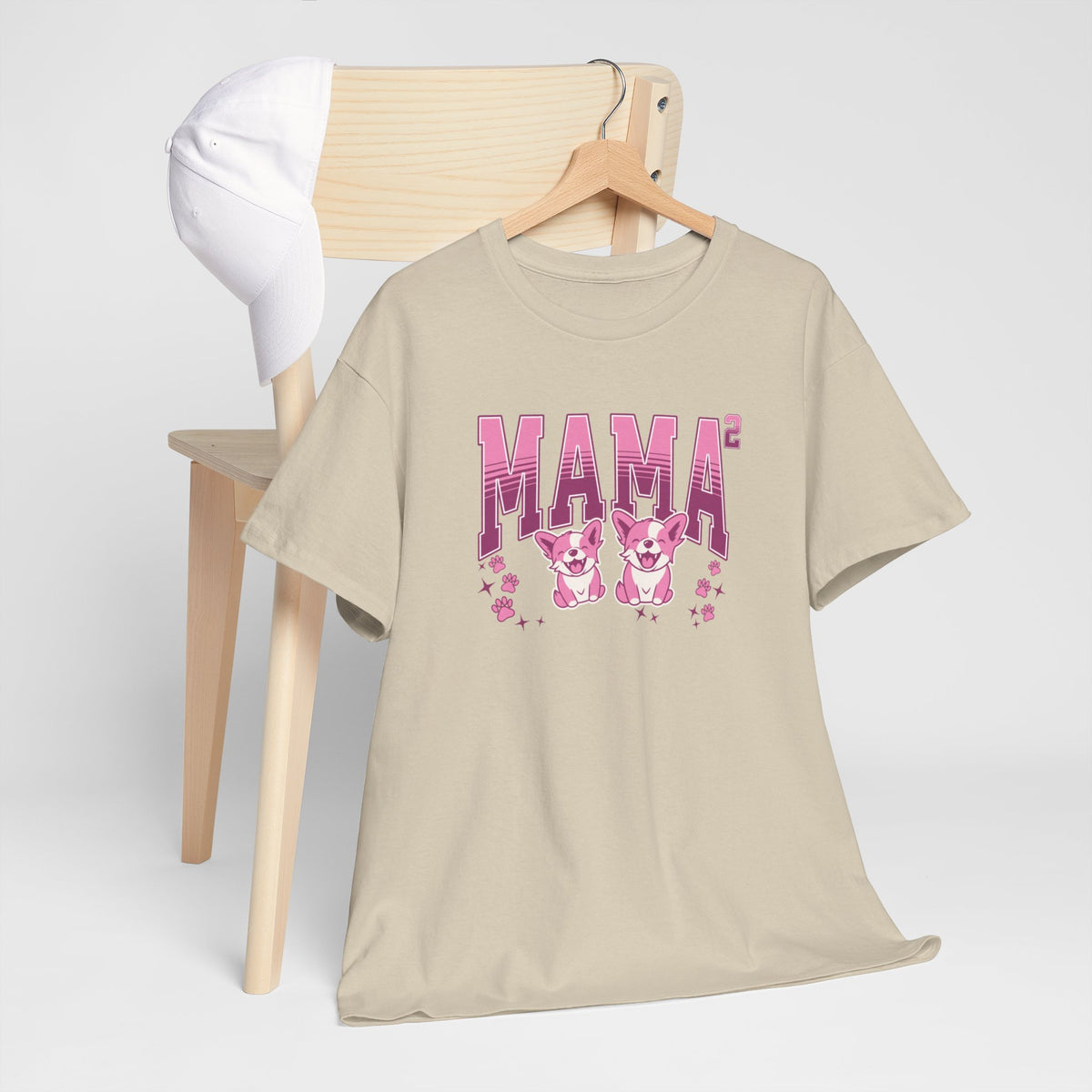 Zandkleurige T-shirt met roze 'Mama²' opdruk met twee hondjes, aan hanger
