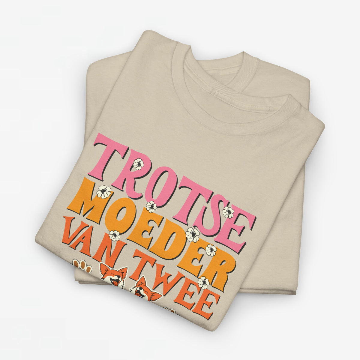 Beige oversized t-shirt met kleurrijke tekst en honden/kattenprint op de voorkant.