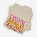 Beige oversized t-shirt met kleurrijke tekst en honden/kattenprint op de voorkant.