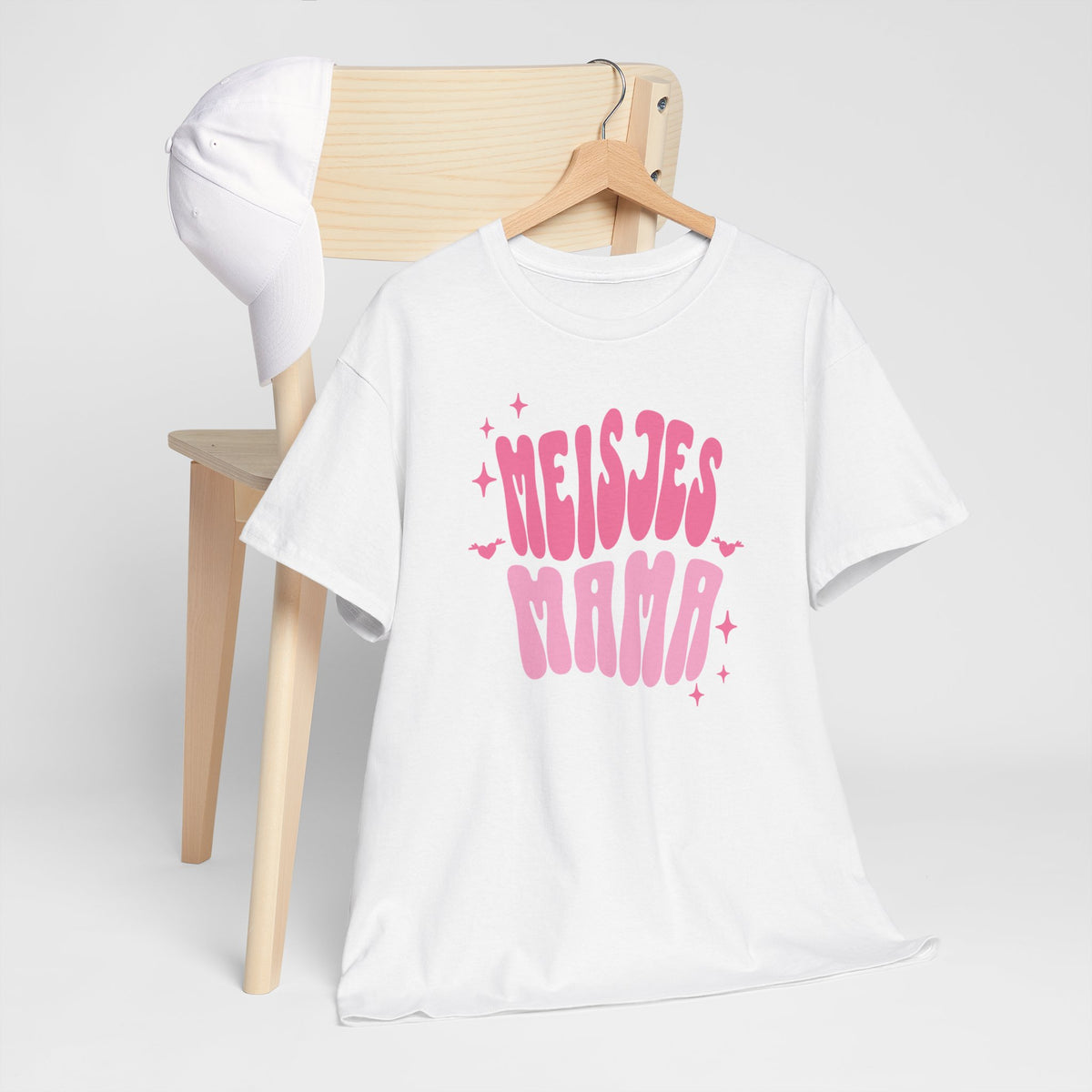 Wit meisjes-T-shirt met roze grafische print, ronde hals en korte mouwen op houten hanger