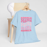 Lichtblauwe T-shirt met roze MAMA-print op de borst, aan houten hangertje