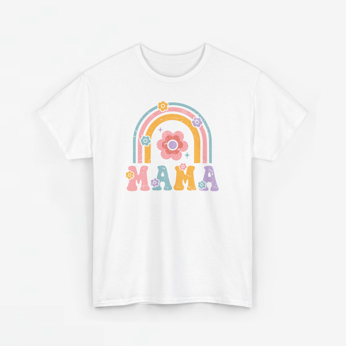 Witte T-shirt met regenboogprint en opschrift 'MAMA' in gekleurde letters