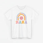 Witte T-shirt met regenboogprint en opschrift 'MAMA' in gekleurde letters