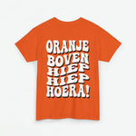 Oranje T-shirt met grote tekstprint 'ORANJE BOVEN HIEP HOERA!' voorop