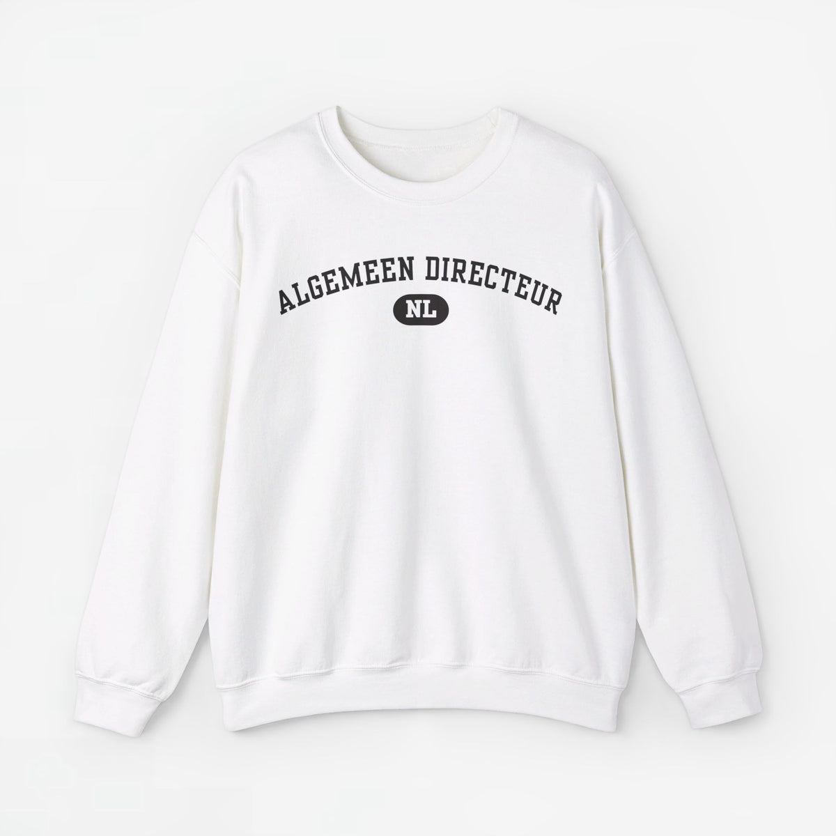Witte sweater met ronde hals en borstprint 'ALGEMEEN DIRECTEUR' met NL-logo