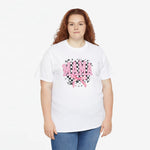 Wit oversized t-shirt met opdruk MAMA en roze strik, modelopname