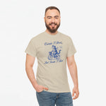 Oversized zandkleurig t-shirt met blauwe motorillustratie en tekstprint op de borst.