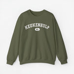 Olijfgroene sweater met ronde hals en KEUKENHULP-print op de borst