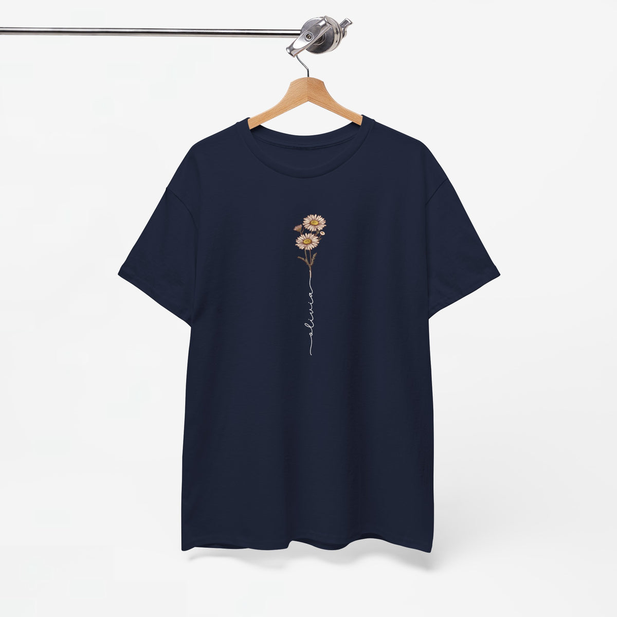 Donkerblauwe T-shirt met bloem en verticale krullende tekstprint, op kleerhanger