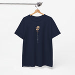 Donkerblauwe T-shirt met bloem en verticale krullende tekstprint, op kleerhanger