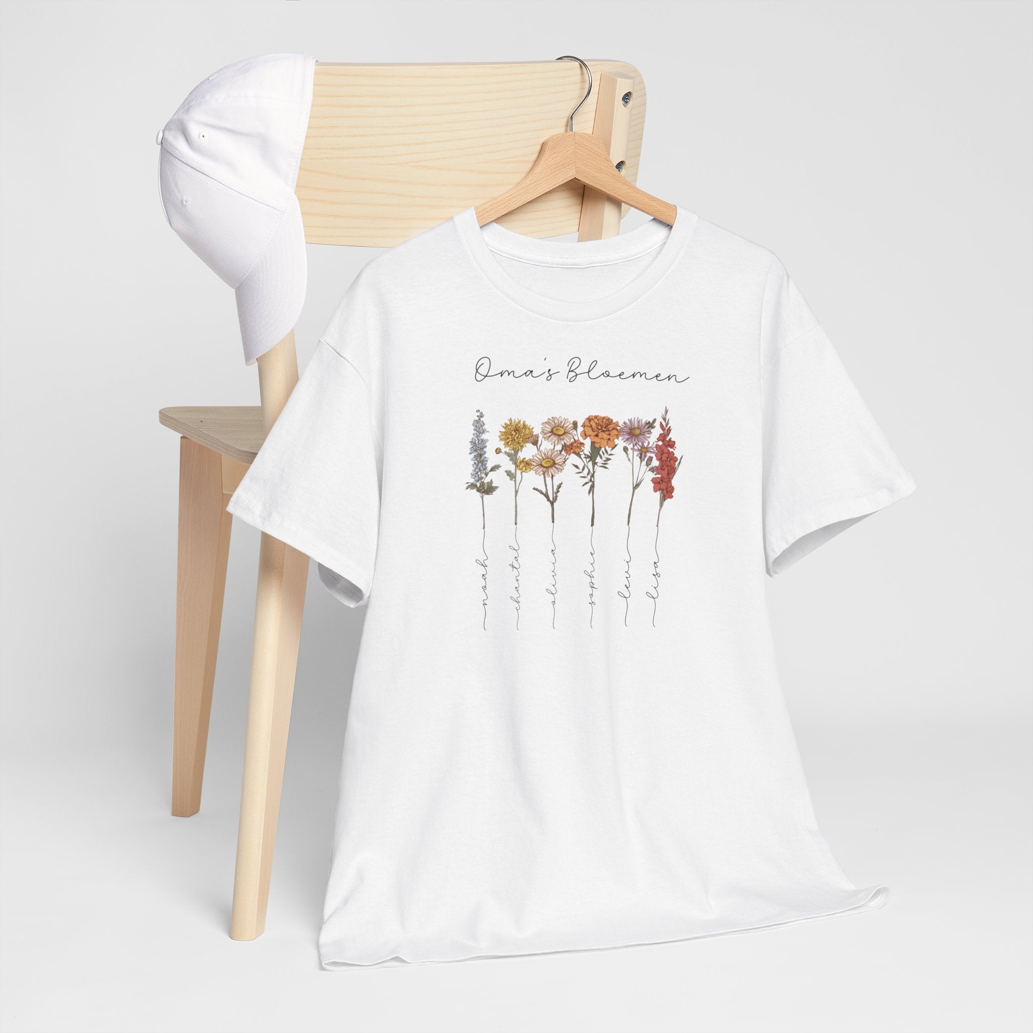 Gepersonaliseerde Moederdag Mama Cadeau - T-shirt - Oma's Bloemen met namen en geboortemaand bloemen (zwarte tekst)