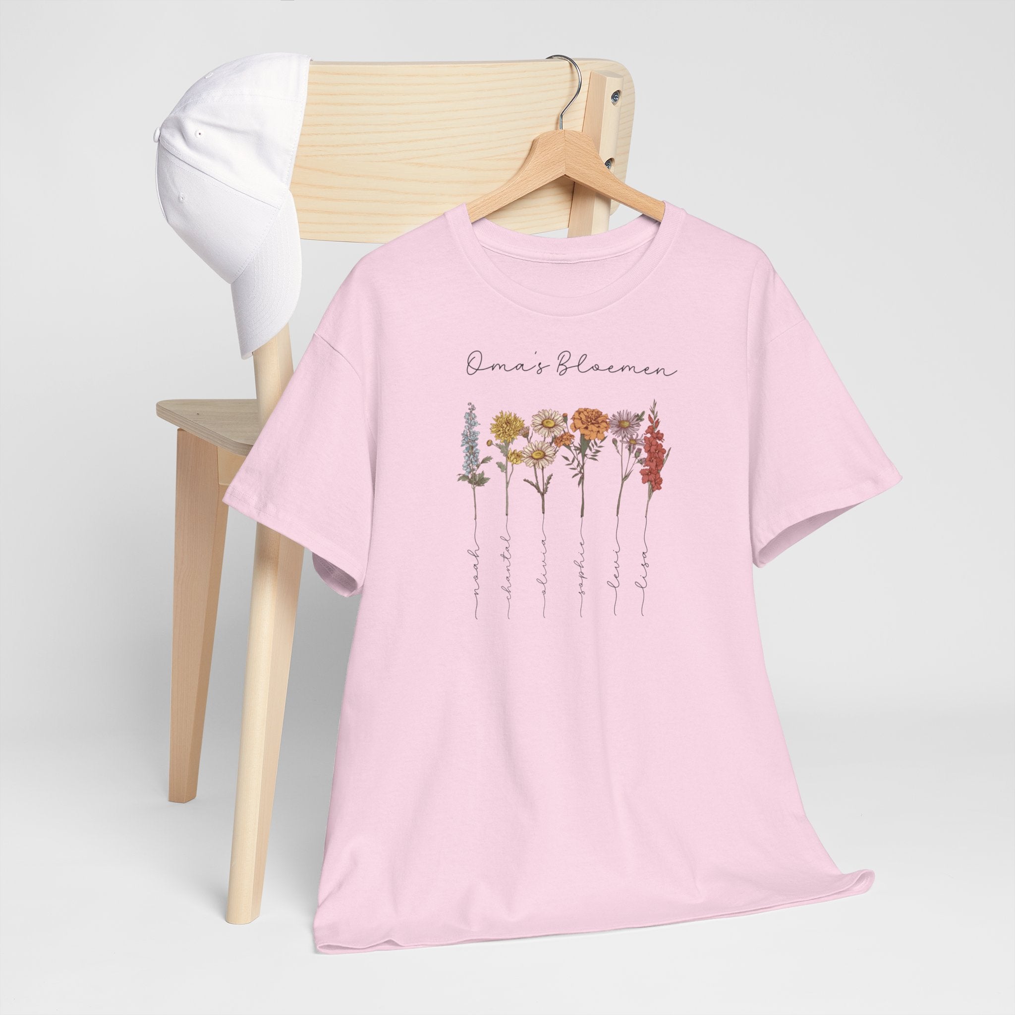 Gepersonaliseerde Moederdag Mama Cadeau - T-shirt - Oma's Bloemen met namen en geboortemaand bloemen (zwarte tekst)
