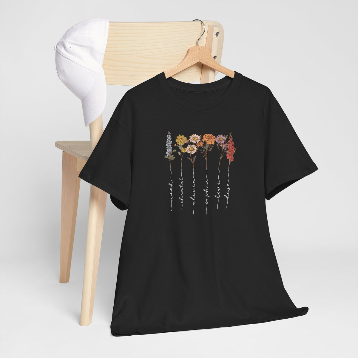 Zwart T-shirt met bloemenprint en verticale tekstlijnen op de borst