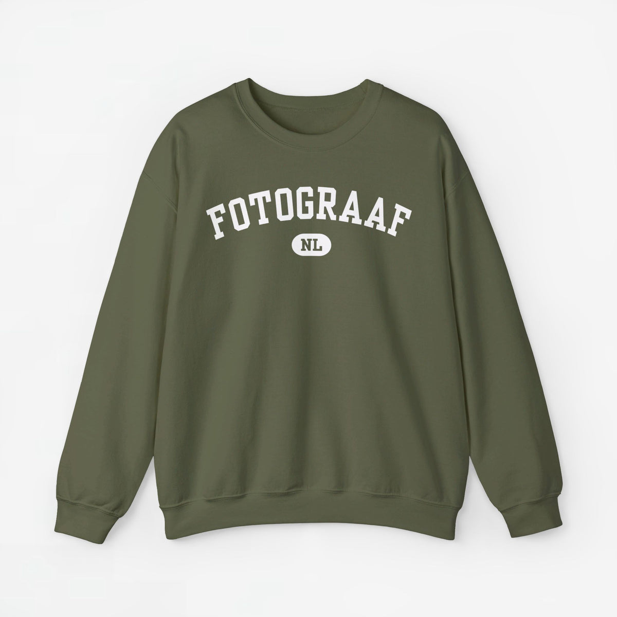 Olijfgroene sweater met ronde hals en FOTOGRAAF-print met NL-logo