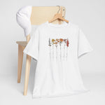 Wit T-shirt met bloemenrij en namenprint, opgevouwen op een stoel