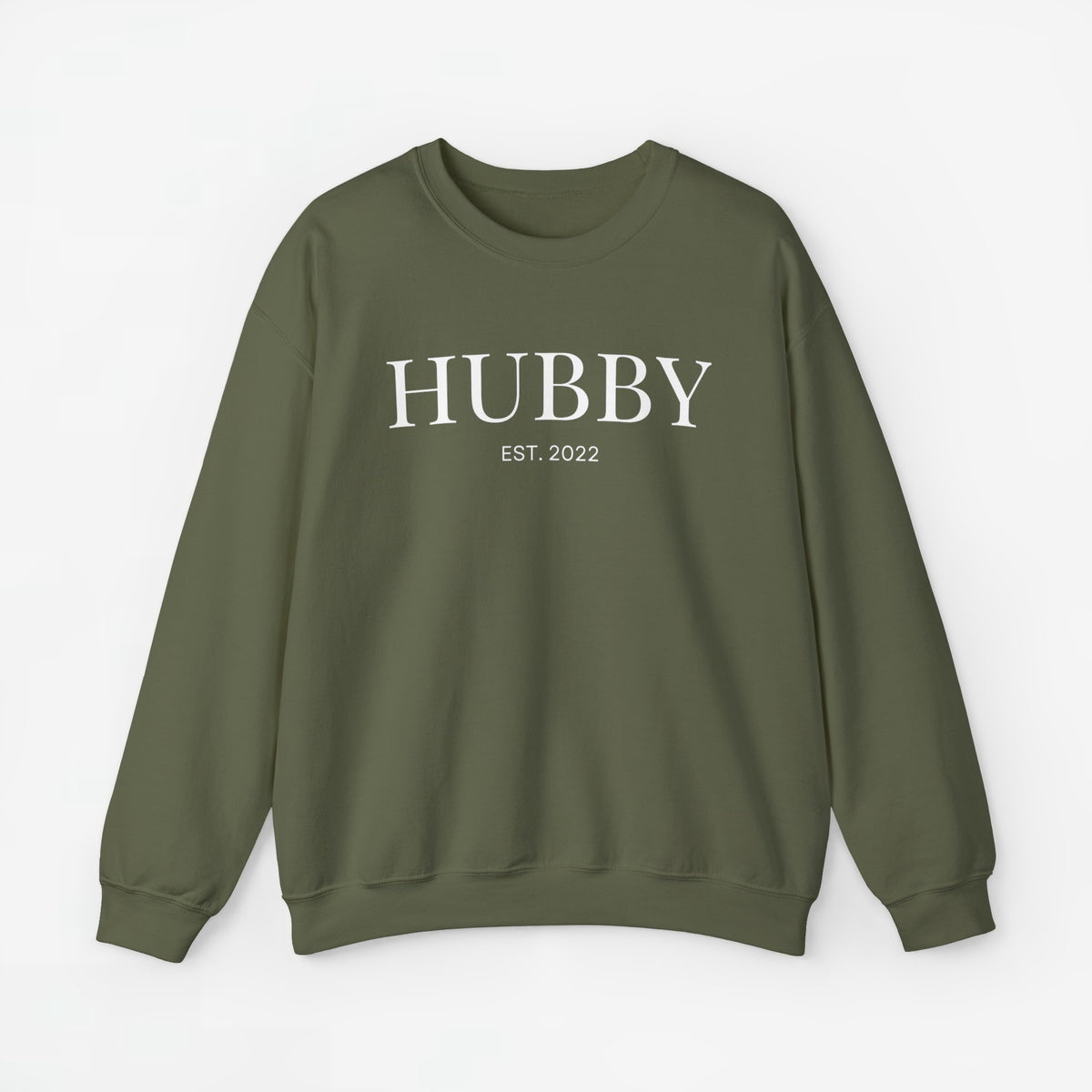 Legergroene sweater met opdruk “HUBBY” en “EST. 2022” op de borst