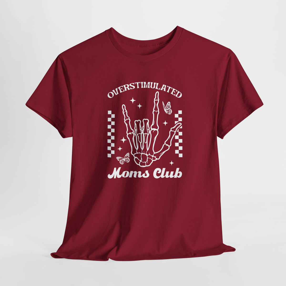 Rood T-shirt met ronde hals en witte borstprint, plat opgevouwen weergegeven.