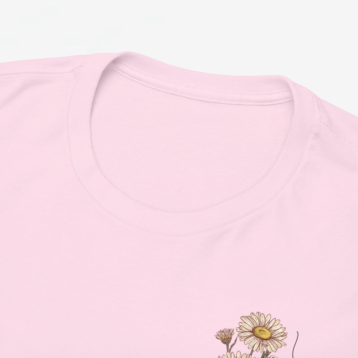 Roze T-shirt hals met klein bloemetjesontwerp op de borst