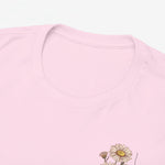 Roze T-shirt hals met klein bloemetjesontwerp op de borst
