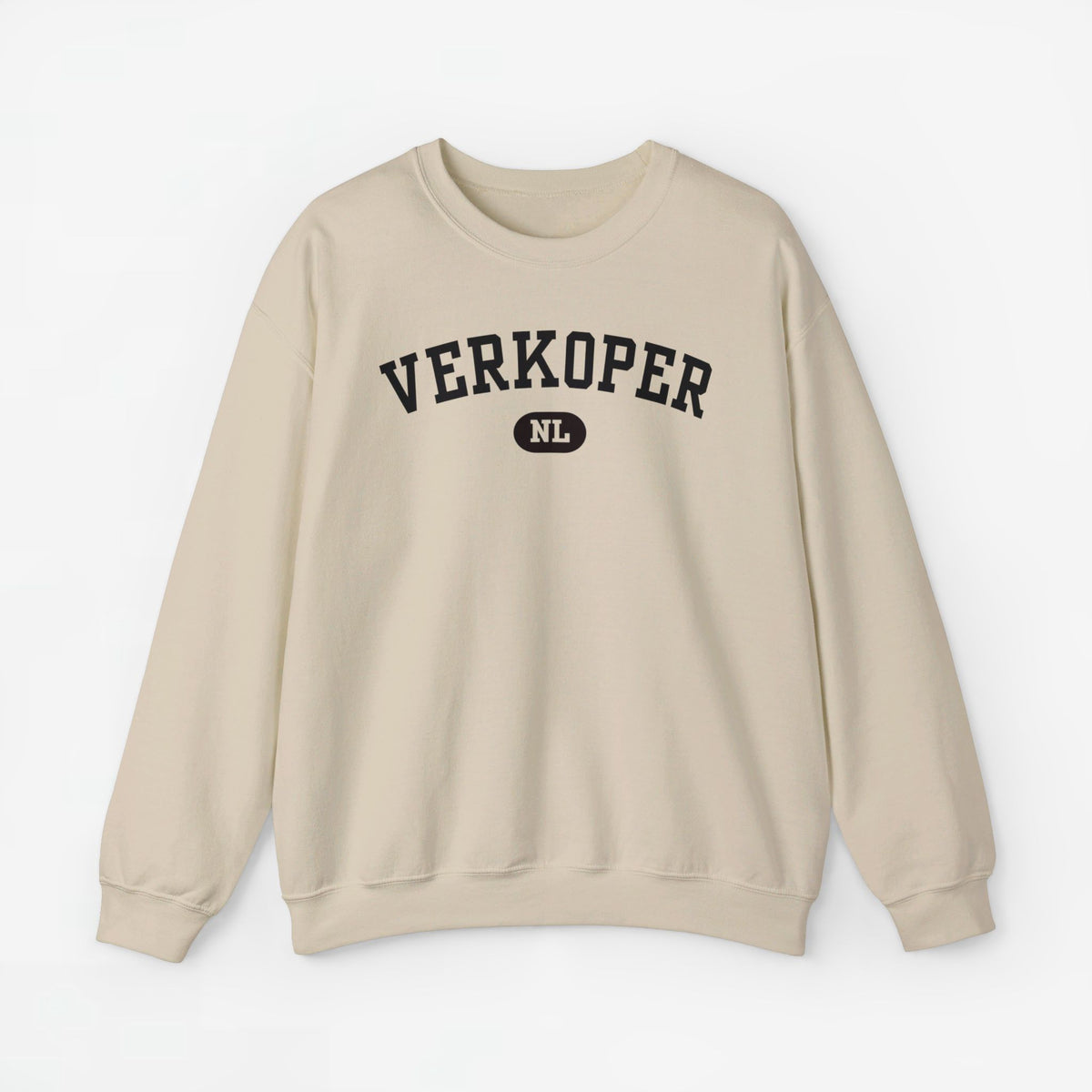 Trui met ronde hals, zandkleur en borstprint “VERKOPER” met “NL”-badge