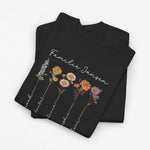 T-shirt in zwart met bloemenprint en sierlijke namen op de voorkant