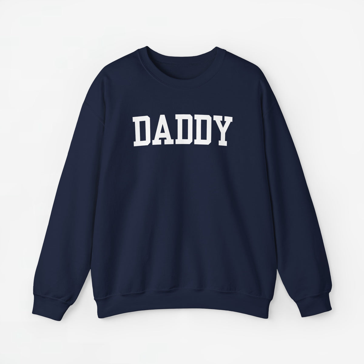 Donkerblauwe sweatshirt met ronde hals en grote opdruk “DADDY” op de borst.