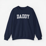 Donkerblauwe sweatshirt met ronde hals en grote opdruk “DADDY” op de borst.