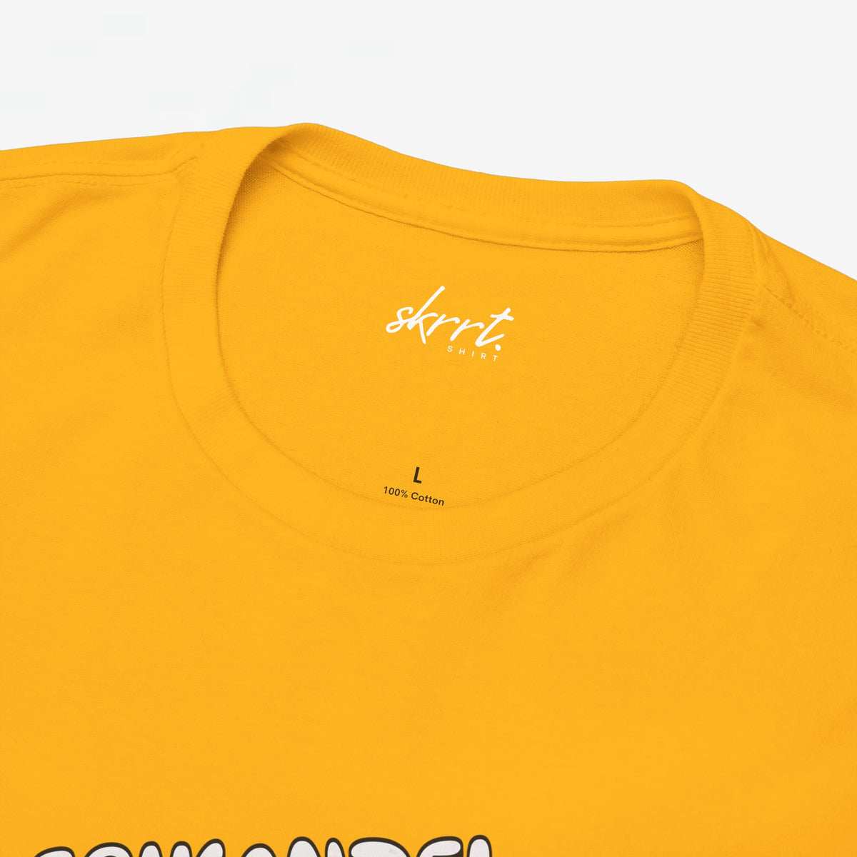 Oranje T-shirt-hals met klein merkschrift en '100% katoen' label