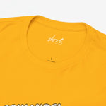 Oranje T-shirt-hals met klein merkschrift en '100% katoen' label