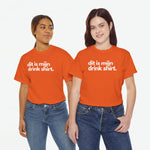 Oranje T-shirts (2 stuks) met voorprint 'dit is mijn drink shirt'.