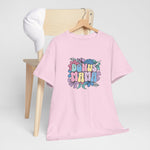 Roze T-shirt met bloemenprint en kleurrijke tekst “BONUS MAMA” op de borst.