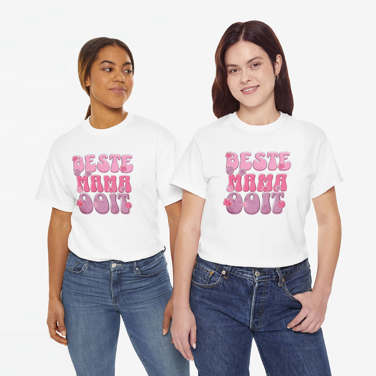 Wit oversized t-shirt met roze “BESTE MAMA Ooit”-opdruk op twee modellen