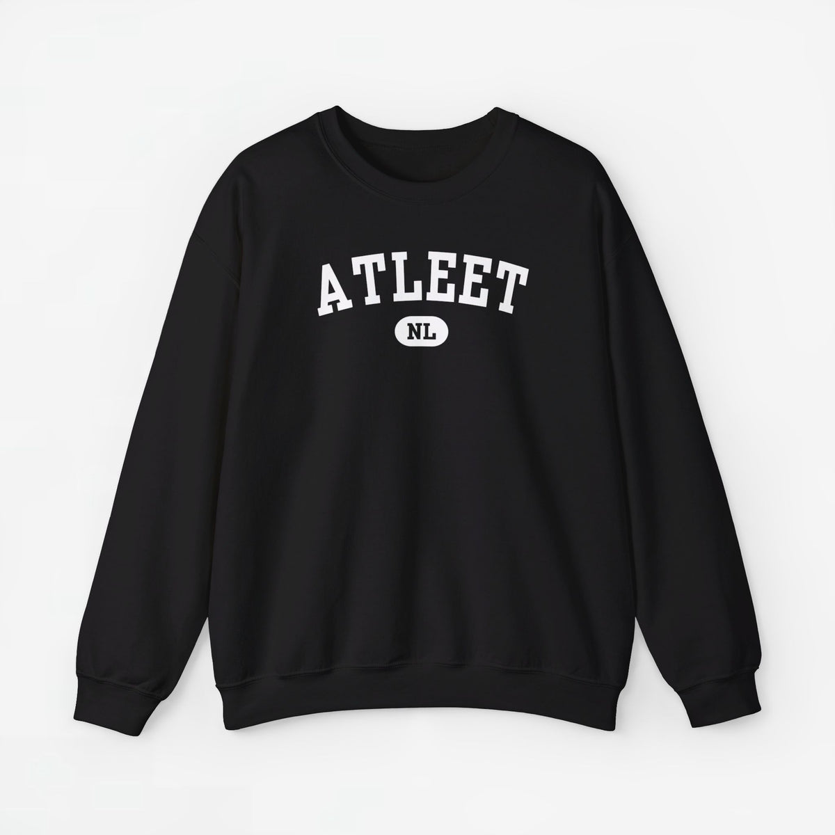 Zwarte sweatertrui met ronde hals en ATLEET-print op de borst.