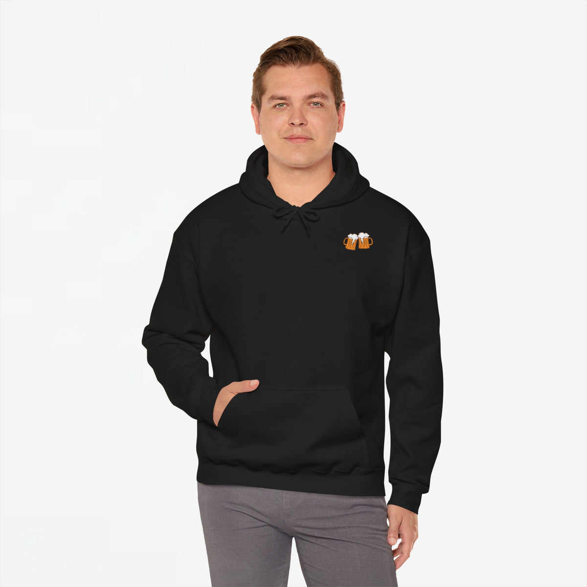 Zwarte oversized hoodie met capuchon en klein borstlogo, model draagt de hoodie