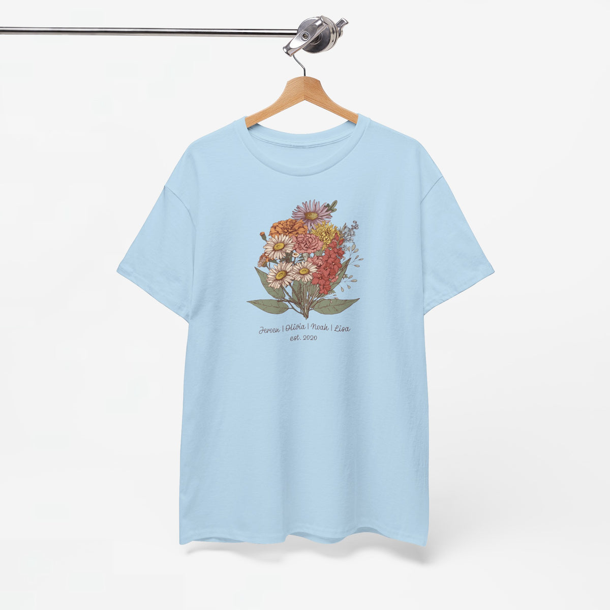 Lichtblauw t-shirt aan een hanger met bloemenboeketprint op de borst