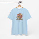 Lichtblauw t-shirt aan een hanger met bloemenboeketprint op de borst
