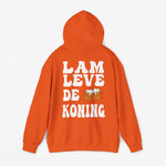 Oranje hoodie met capuchon omhoog en rugprint “LAM LEVE DE KONING”