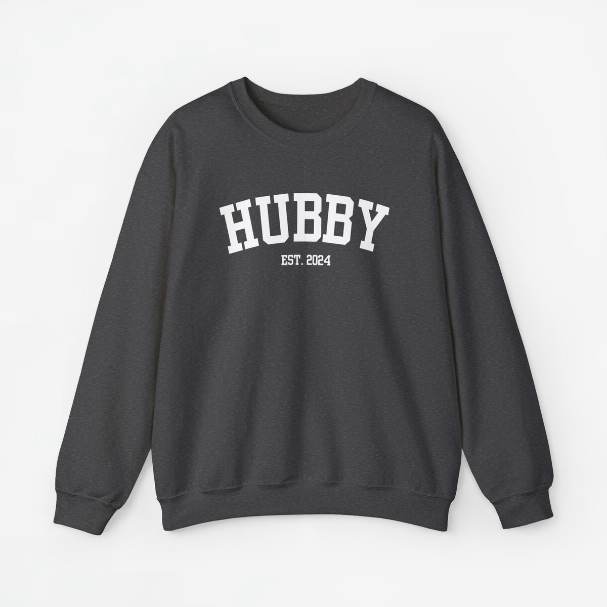 Donkergrijze sweater met opdruk 'HUBBY' en 'EST. 2024'.