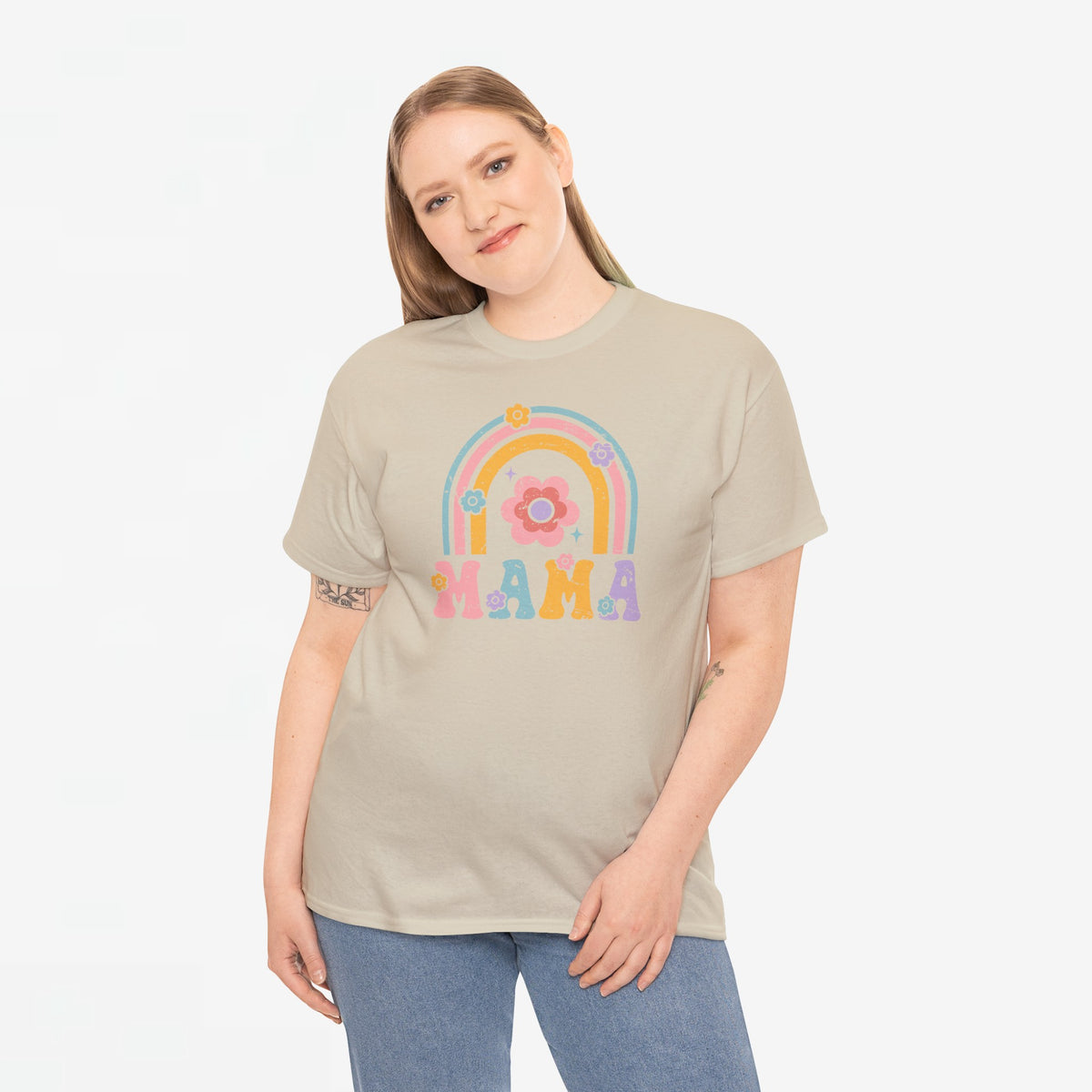Zandkleurig oversized T-shirt met regenboog- en bloemprint en tekst MAMA, model opzij.