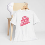 Wit oversized T-shirt voor mama met roze “BESTE MAMA” opdruk op kleerhanger