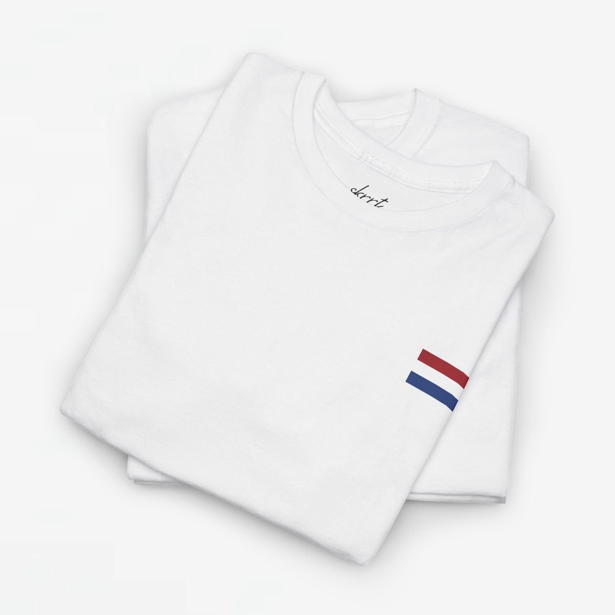 Witte opgevouwen T-shirts met kleine Nederlandse vlagprint